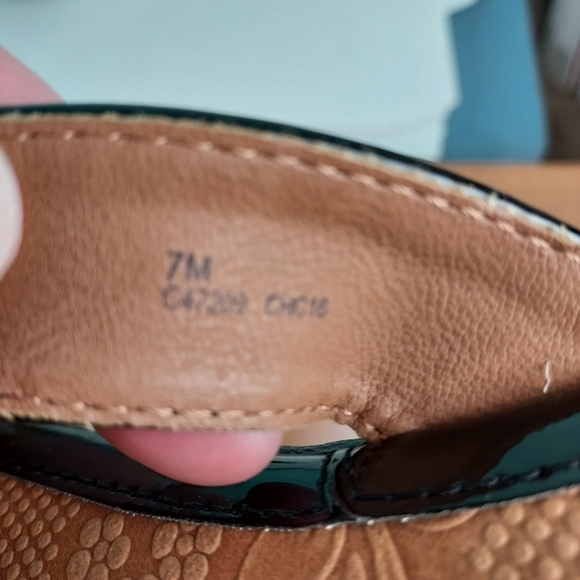 Born Concept patent leather strapy sandals, women's size 7M, black and brown - Picture 6 of 6